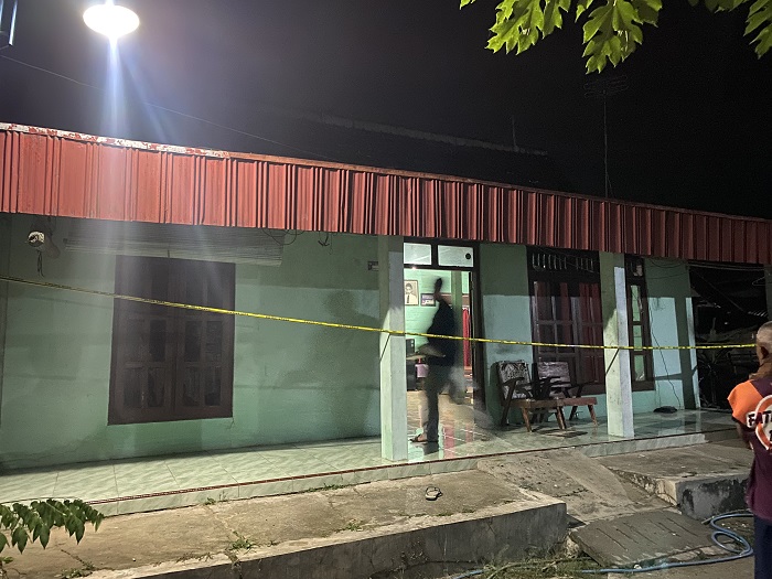 PENGAMANAN: Petugas memeriksa lokasi TKP lansia yang ditemukan tewas dengan luka sayat di leher dan wajah Dukuh Kalisangku, Desa Gempolrejo, Tunjungan.