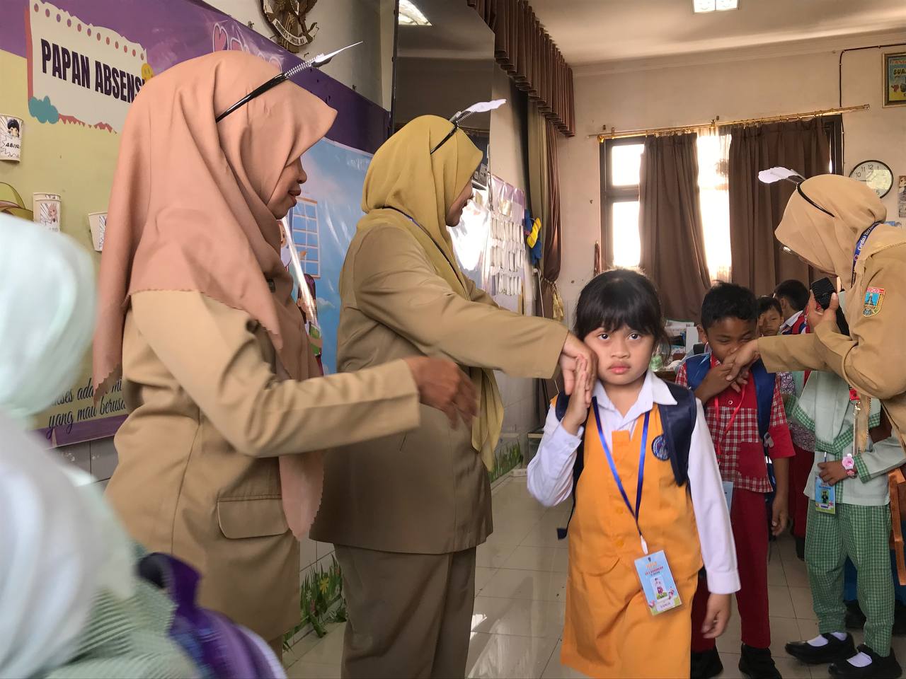 HORMATI GURU: Siswa melakukan cium tangan guru usai jam pelahjaran berakhir dan pulang.