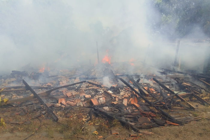 TERBAKAR: Tiga rumah di Desa Kalangan Kecamatan Tunjungan ludes terbakar saat korban pergi takziah beberapa waktu lalu.