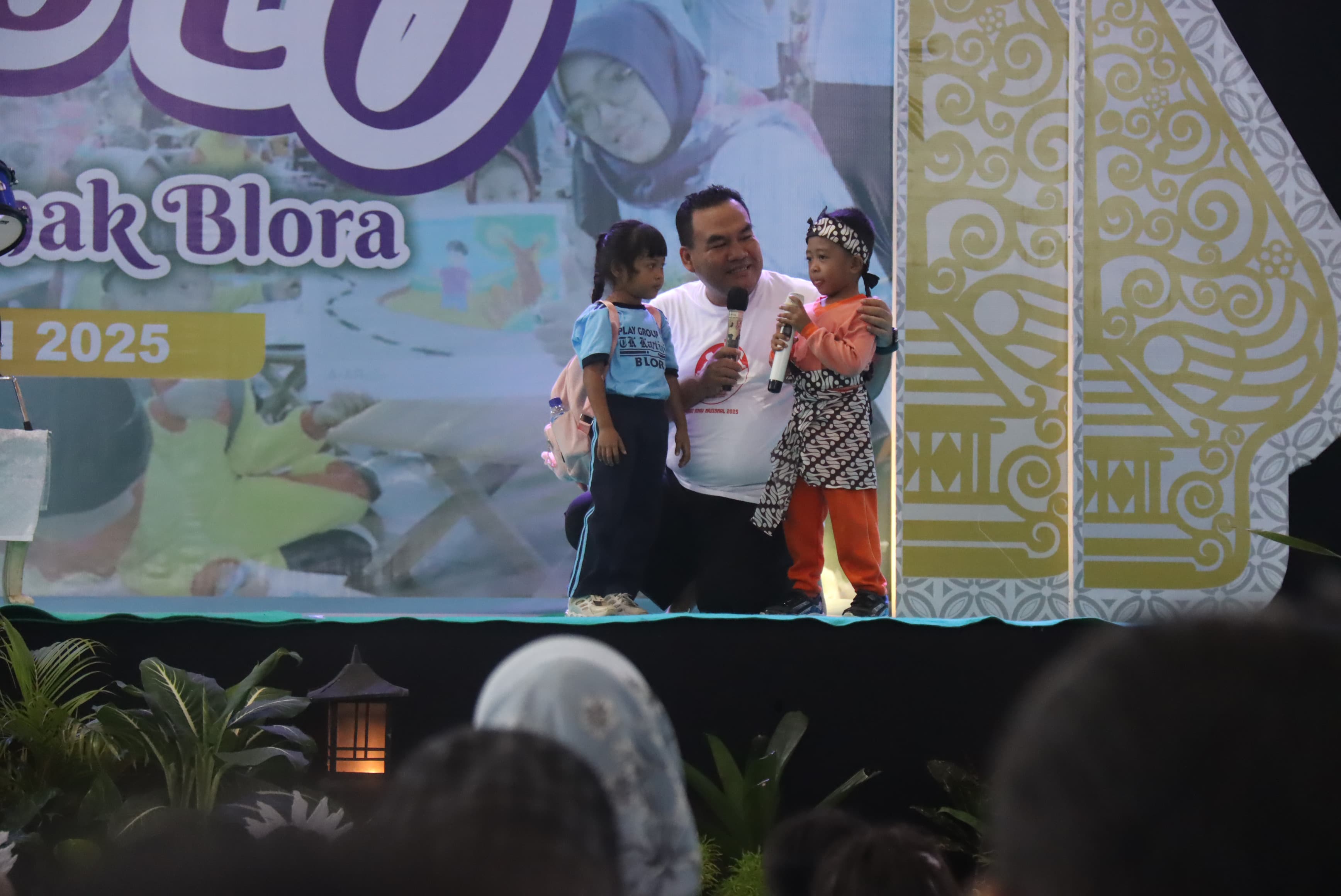 Bupati Blora berinteraksi dengan anak-anak peserta Gelaran FABLO 2025