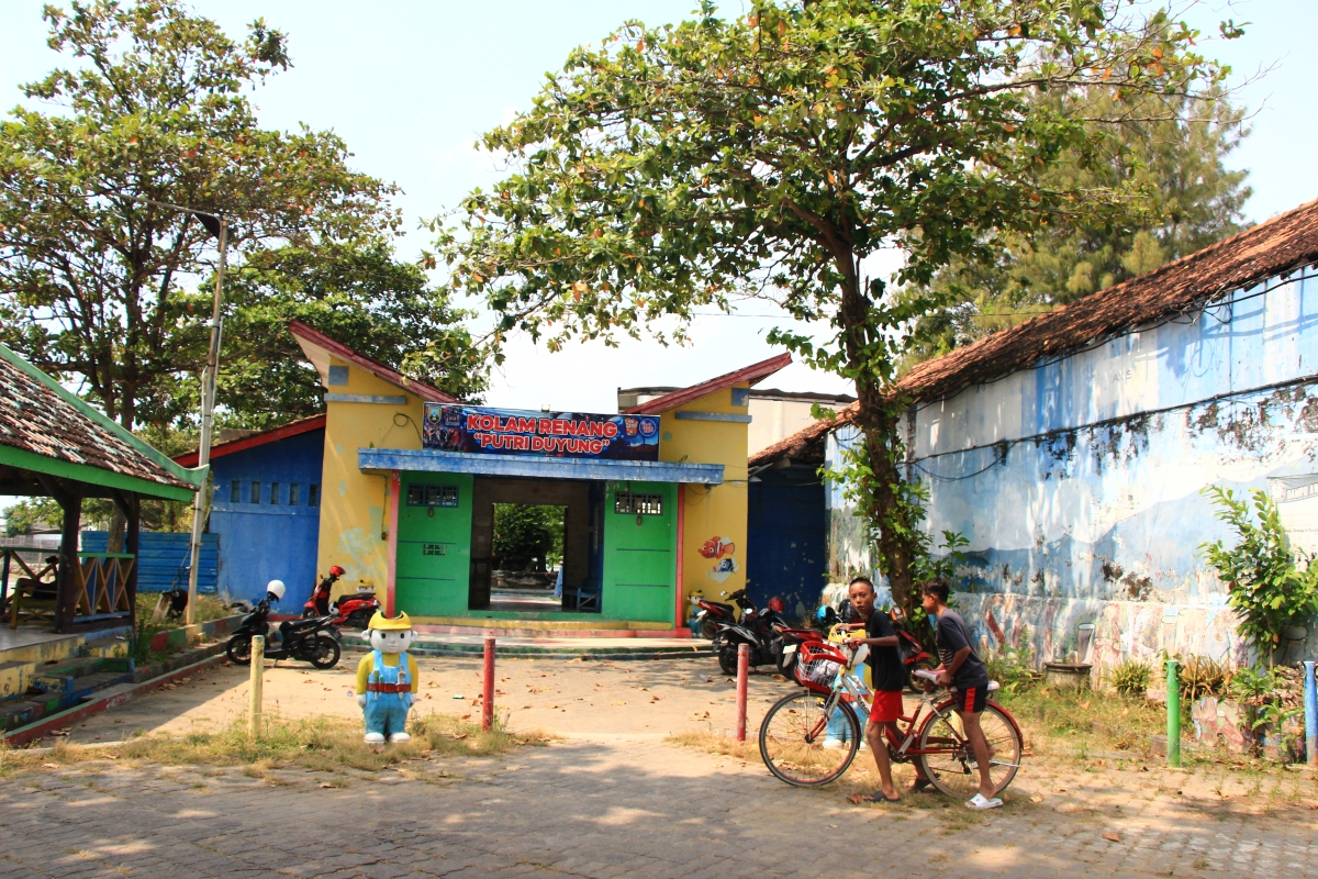 TETAP EKSIS: Anak-anak pulang dari renang di kolam renang Putri Duyung, Taman Kartini Rembang.