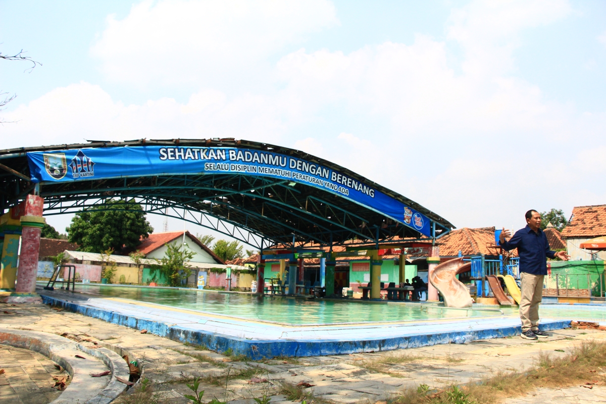 Direktur Jawa Pos Radar Kudus, Baehaqi saat eksplore kolam renang.