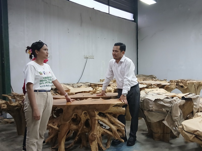 MELESAT: Wakil Ketua DPRD Blora (kanan) bersama Direktur CV Wreksa Indonesia, Widyasintha Cokronegoro (kiri) saat berbincang di Gedung IKM Jepon