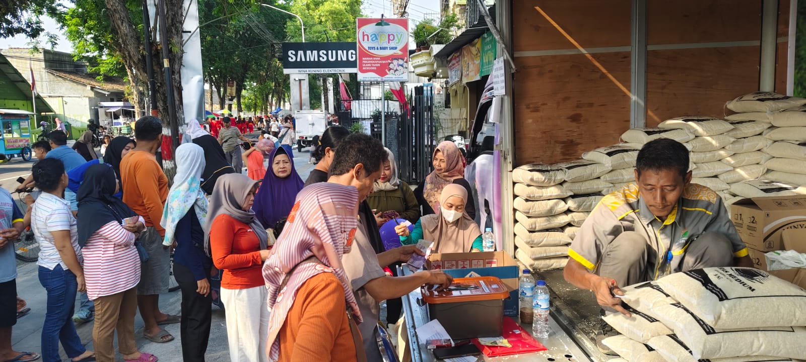 ANTRI &ndash; Warga kota Purwodadi antusias membeli beras di stand Dinas Ketahanan Pangan Grobogan dalam acara CFD Jalan R Soeprapto Purwodadi, Minggu (27/7)