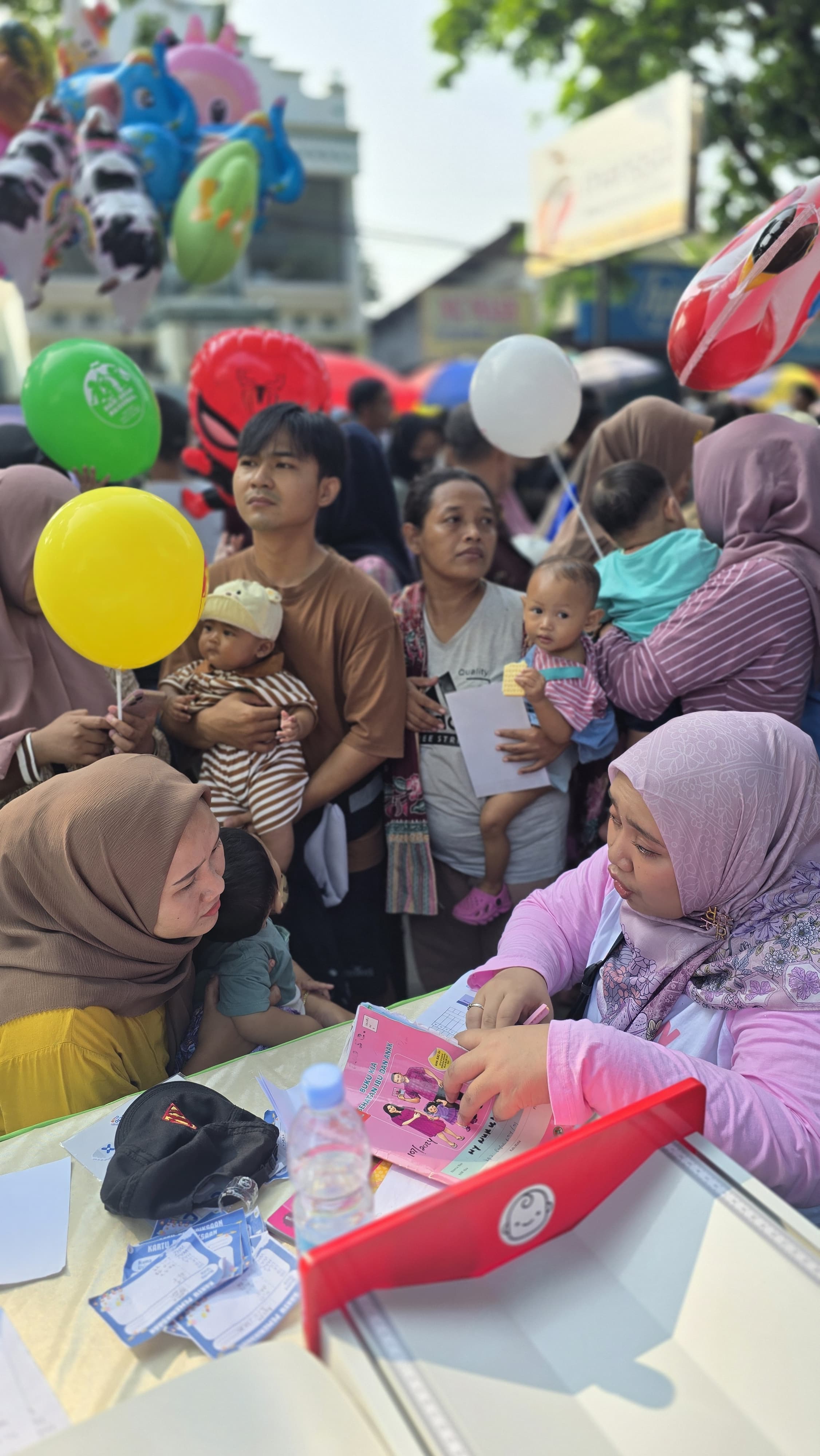 SPESIALIS ANAK: Sejumlah anak saat melakukan pemeriksaan kesehatan di CFD Purwodadi.