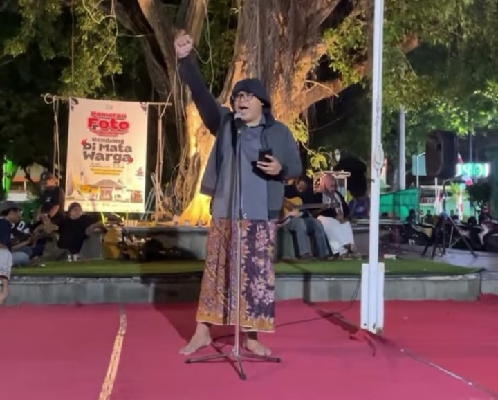 SEMANGAT : Wakil Bupati Rembang Muhammad Hanies Cholil Barro membacakan puisi berjudul Peringatan karya Wiji Thukul.