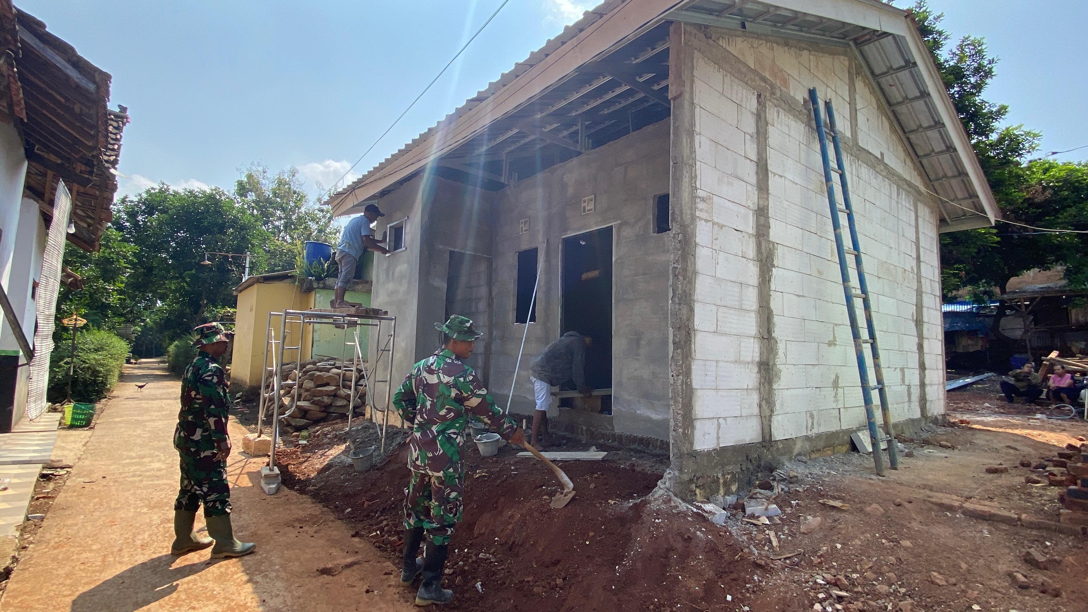 BEDAH RUMAH: Proses pembangunan rumah yang mendapat bantuan RTLH sedang berlangsung, Jumat (25/7). (ANDIKA TRISNA SAPUTRA/RADAR KUDUS)