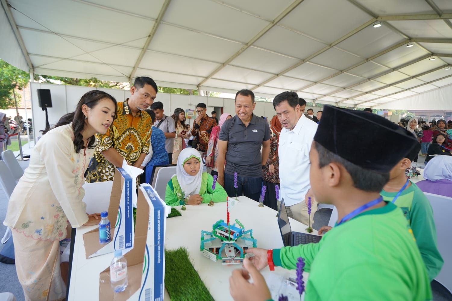 KUNJUNGAN: Meninjau peserta lomba Berpikir Komputasional untuk Semua dari Bakti Pendidikan Djarum Foundation.