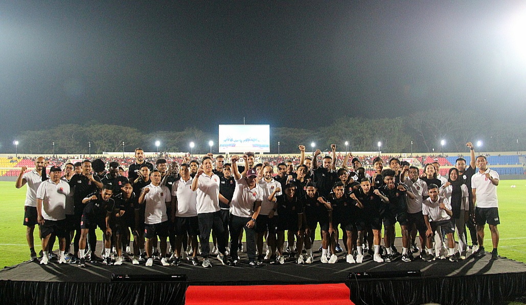 SOLID: Segenap personil dari Persijap Jepara berswafoto saat launching skuad, disambung dengan laga persahabatan melawan Persipura Jayapura pada Sabtu (26/7) malam.