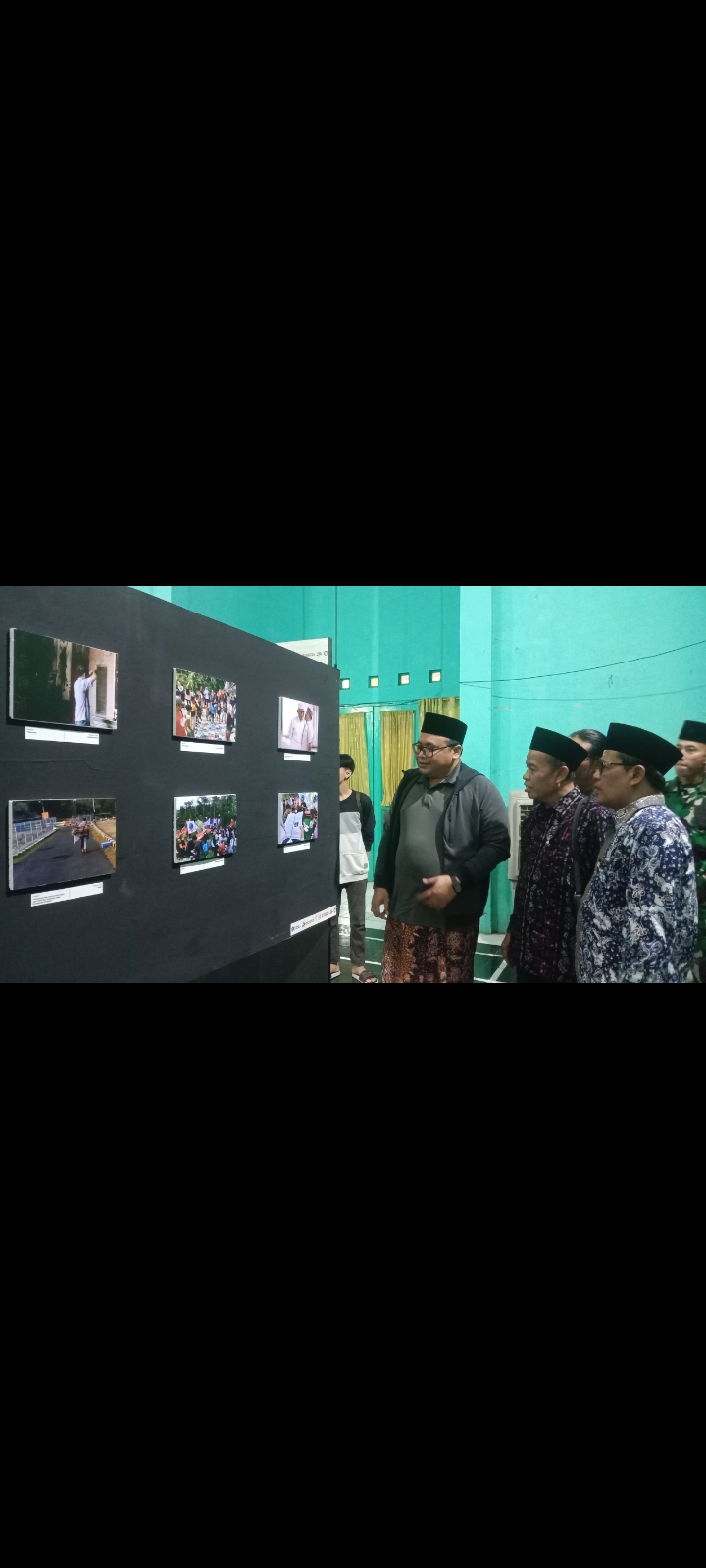 ANTUSIAS : Wakil Bupati Rembang Muhammad Hanies Cholil Barro melihat pemeran foto di Gedung Hijau kompleks rumah dinasnya.