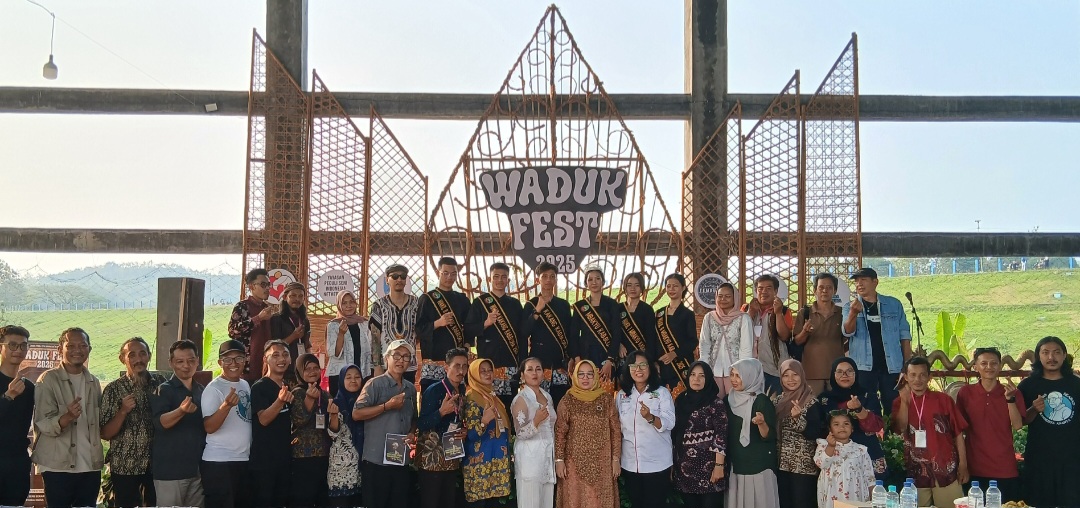 KOMPAK: Para panitia dan peserta acara Festival Waduk 2025 yang dilaksanakan pada Minggu, 27 Juli 2025 di GOR Desa Tempuran, Kabupaten Blora. Mengusung tema Bersama Merawat Alam Lewat Budaya