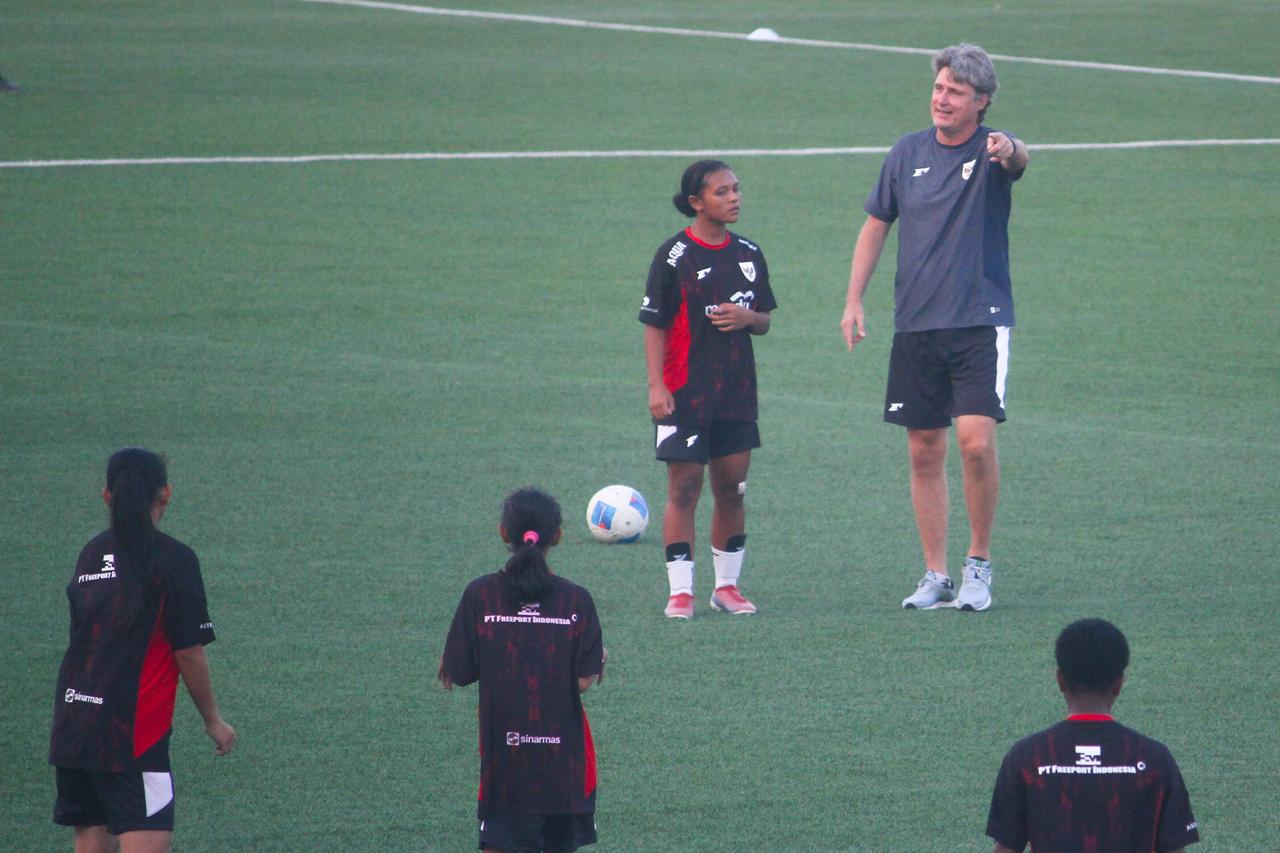 BEKERJA KERAS: Pelatih Timnas Indonesia Putri U-16 Timo Scheunemann memberikan arahan saat latihan di SSA Kudus.
