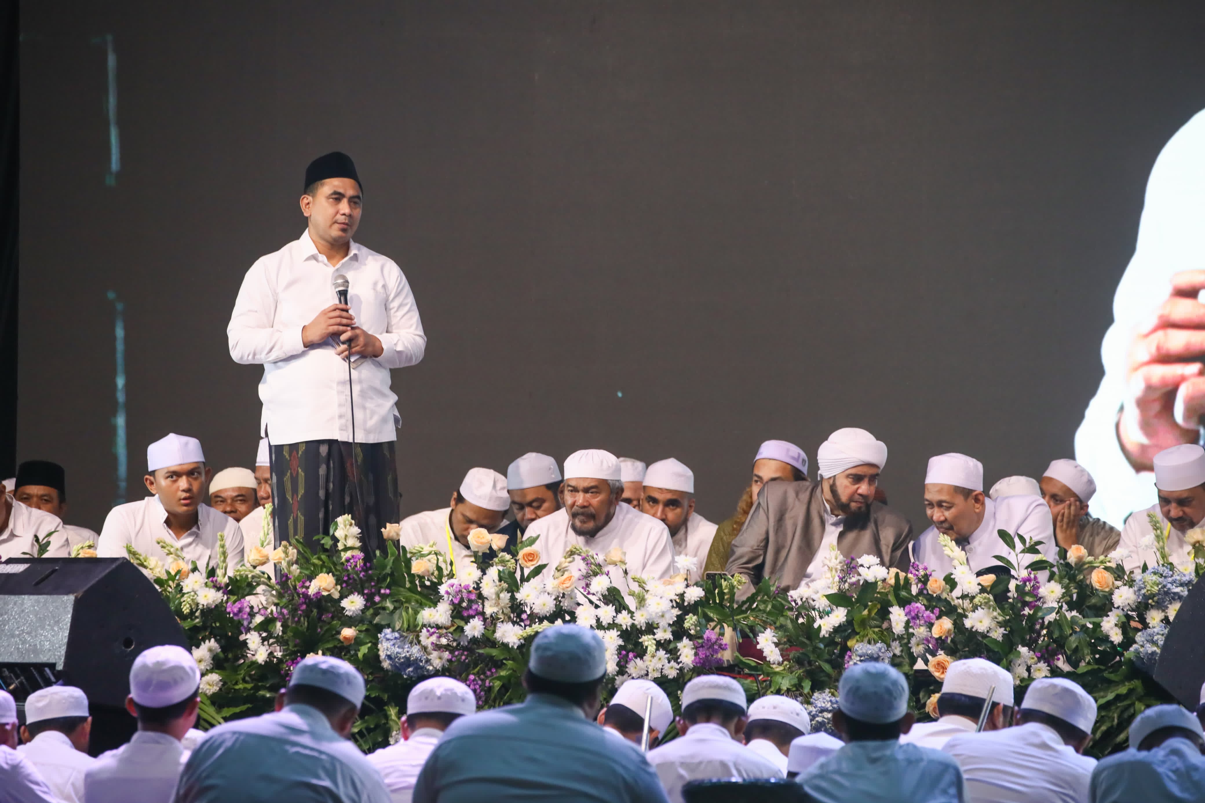 Wakil Gubernur Jawa Tengah, Taj Yasin Bersholawat yang digelar di Lapangan Desa Puyoh, Kecamatan Dawe, Kabupaten Kudus, pada Sabtu, 26 Juli 2025 malam