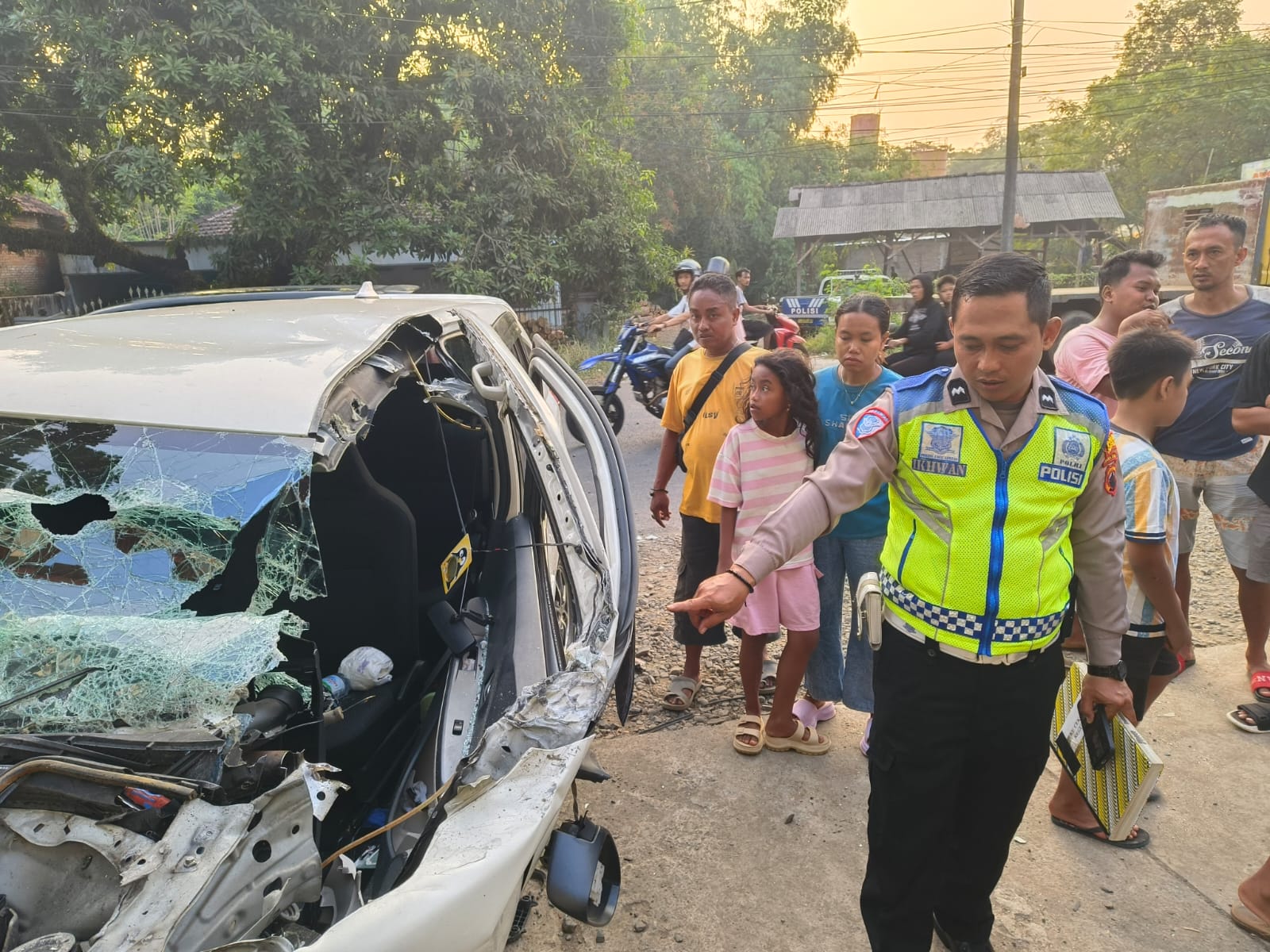 RINGSEK: Petugas Satlantas Polres Jepara tunjukkan kendaraan yang terlibat kecelakaan pada Minggu (27/7) sore.