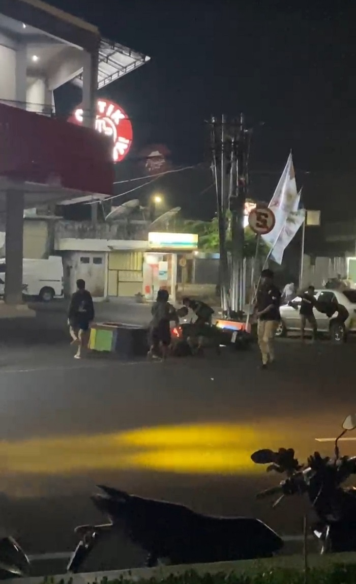 DIJOTOS: Pemuda mengeroyok salah satu pengguna jalan di kawasan Simpang Lima Pati belum lama ini.