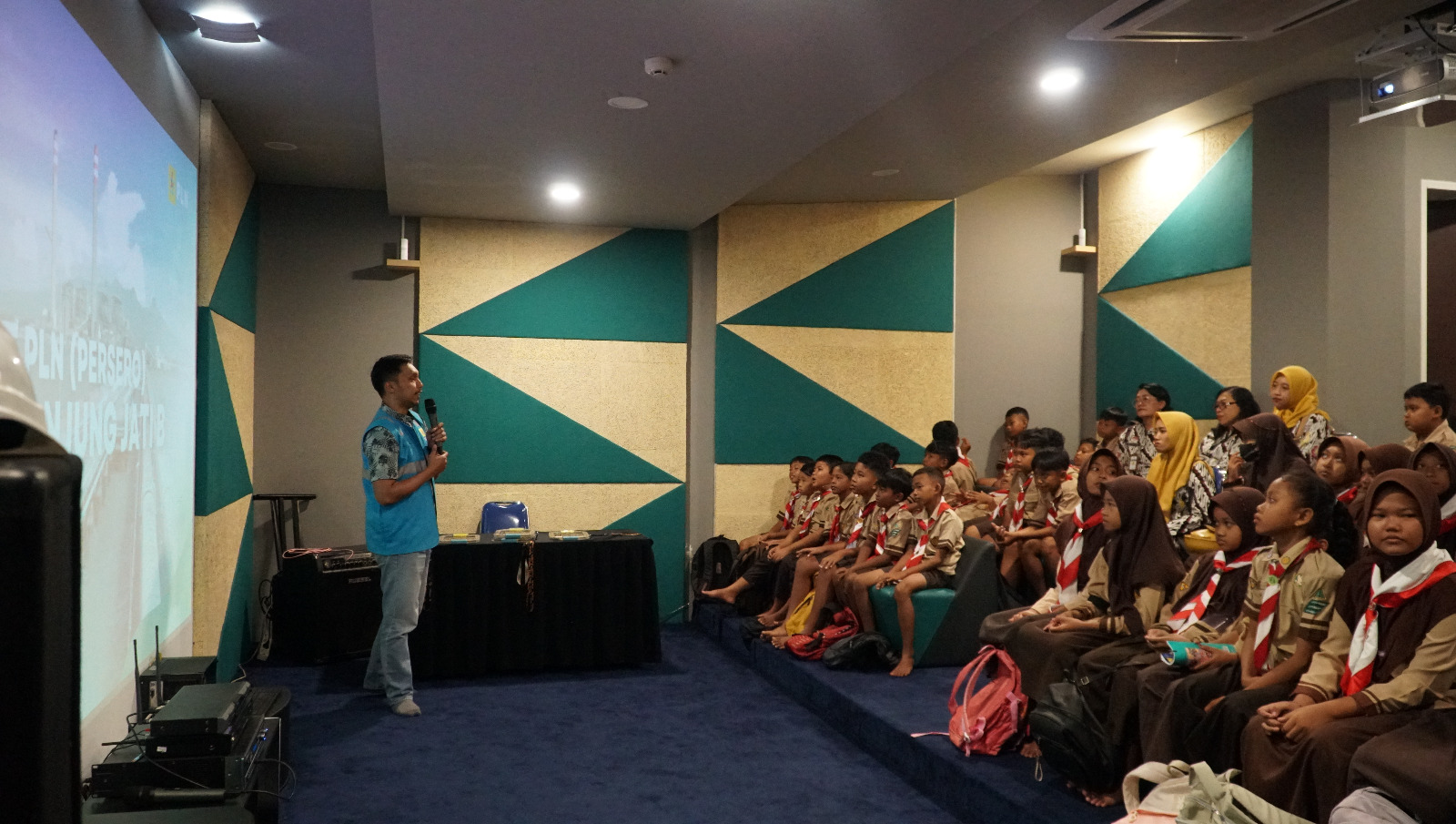 PLN UIK Tanjung Jati B menggelar kegiatan edukasi kelistrikan yang diikuti oleh puluhan siswa sekolah dasar. Kegiatan ini berlangsung di PLTU Tanjung Jati B, Desa Tubanan, Kecamatan Kembang, Kabupaten