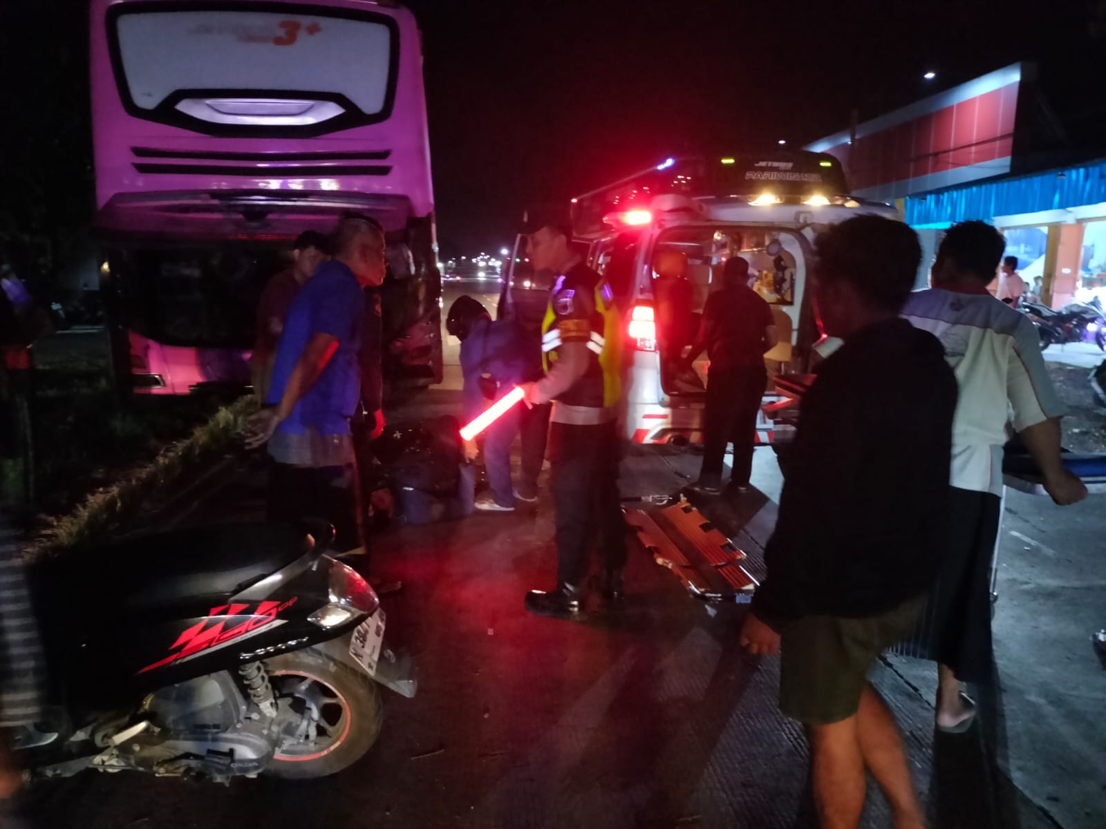 EVAKUASI: Petugas Puskesmas Tawangharjo saat mengevakuasi korban kecelakaan di Jalan Purwodadi-Blora.