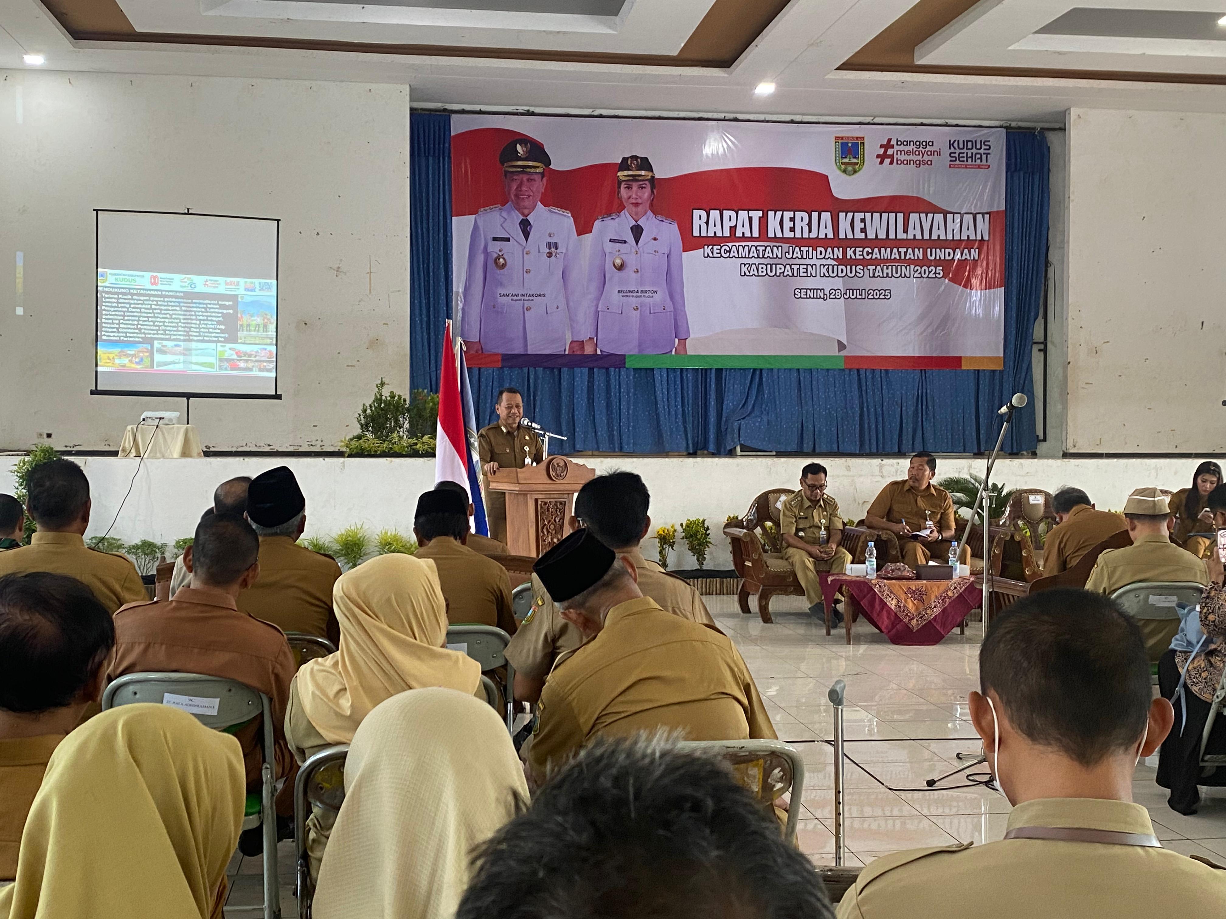 SAMBUTAN: Bupati Kudus Sam&rsquo;ani Intakoris menyampaikan sambutan dalam acara Rakerwil di Graha Mustika, pagi ini. (ANDIKA TRISNA SAPUTRA/RADAR KUDUS)