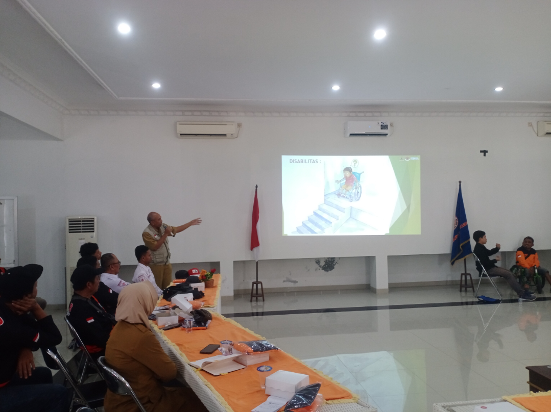 PENYAMPAIAN: Kabid Pencegahan dan Kesiapsiagaan BPBD Provinsi Jateng, Wahyudi menjelaskan terkait layanan inklusi disabilitas di Aula Muria BPBD Kudus, pagi ini. (ANDIKA TRISNA SAPUTRA/RADAR KUDUS)