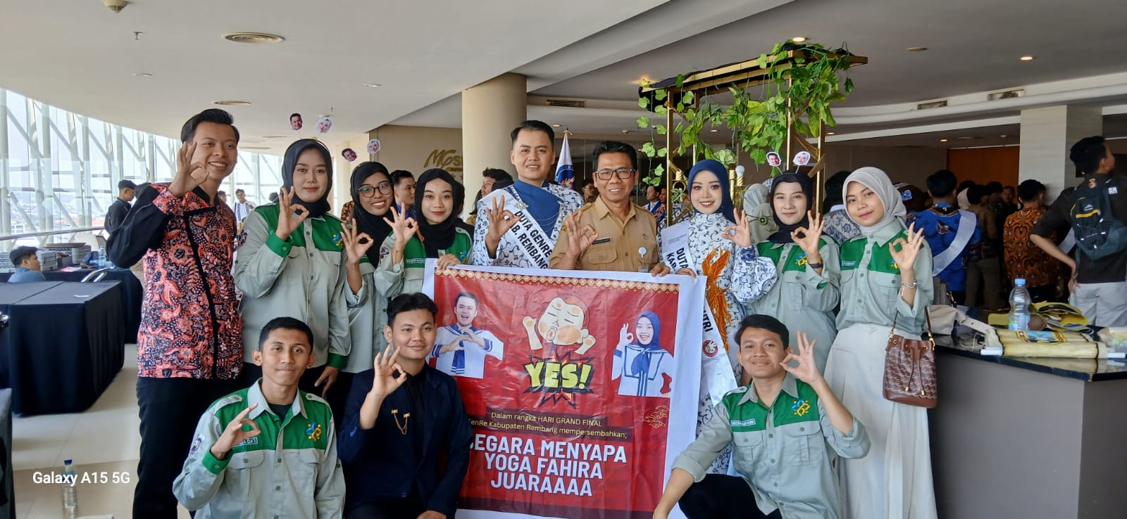 BERI SUPPORT: Kepala Dinsosppkb Rembang, Prapto Raharjo foto bersama perwakilan Duta Genre Rembang saat pemilihan tingkat Provinsi.