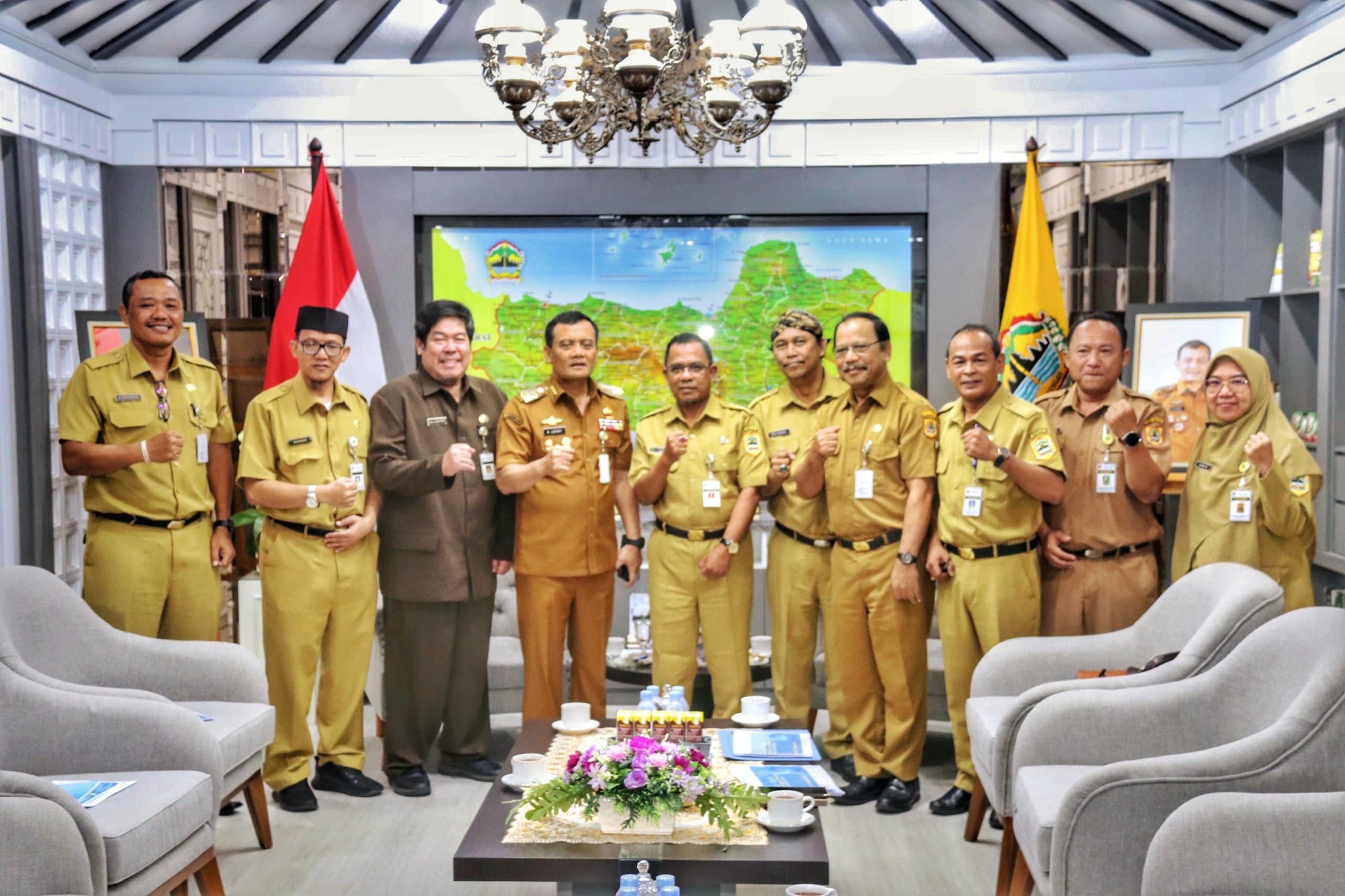 Gubernur Jawa Tengah Ahmad Luthfi bersama para jajarannya