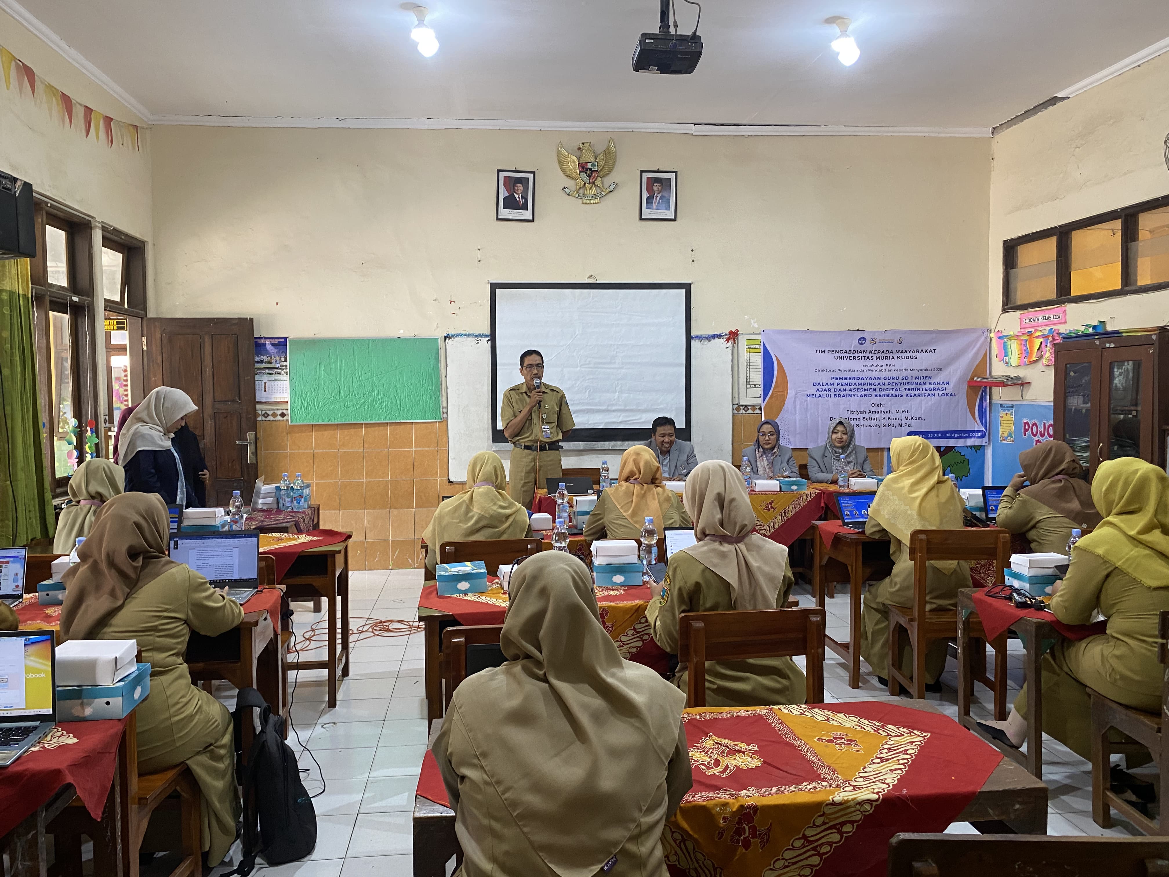 Belasan guru dari SD 1 Mijen, Kecamatan Kaliwungu, Kabupaten Kudus, mendapatkan pelatihan khusus dari Tim Pengabdian Kepada Masyarakat (PKM) Universitas Muria Kudus (UMK), Senin (28/7).