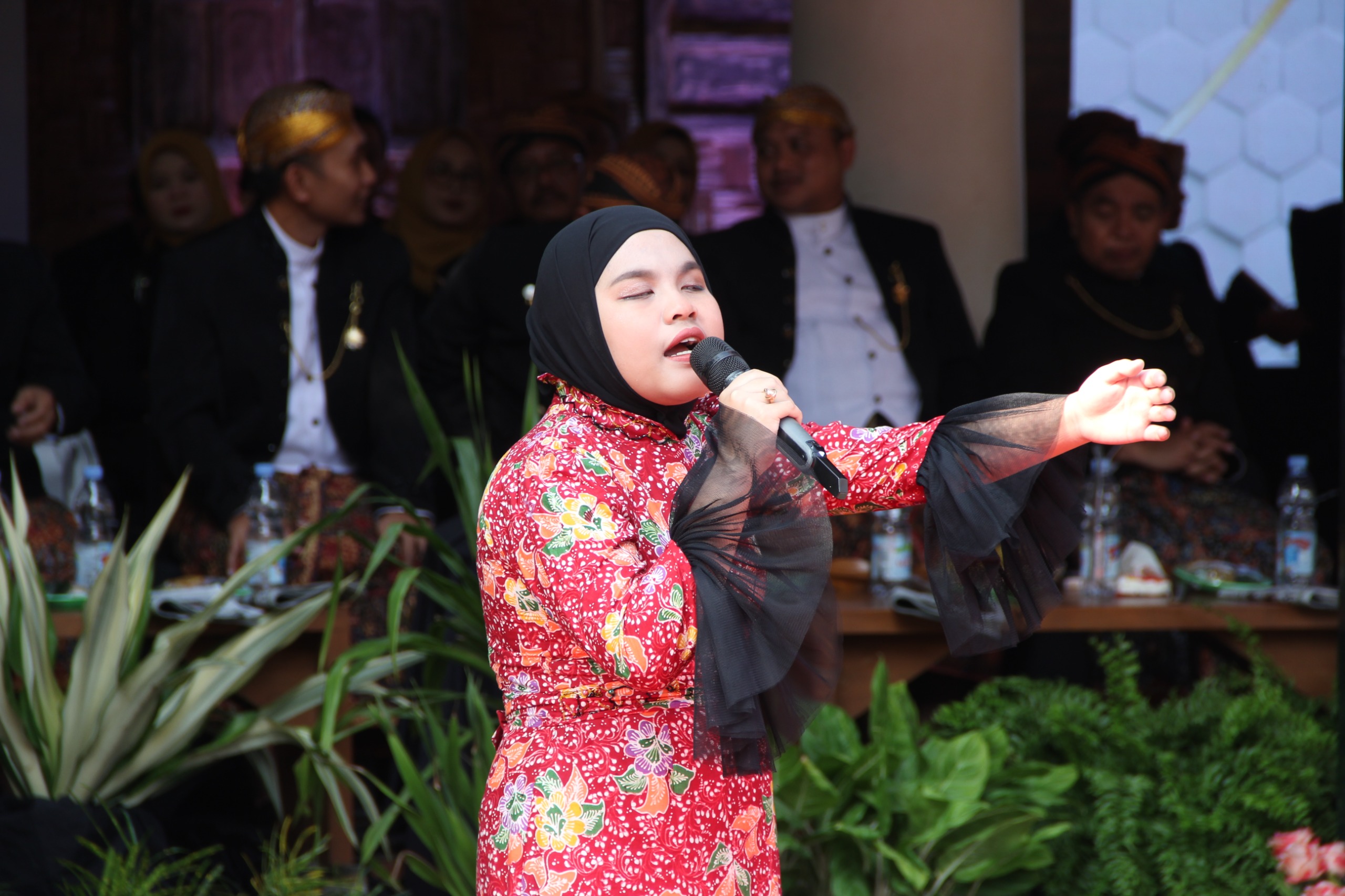 MENGHIBUR: Penampilan Carissa Kusumaning Asih saat upacara peringatan hari Jadi Rembang ke-284 di pendapa Musuem RA Kartini, Minggu lalu (27/7).