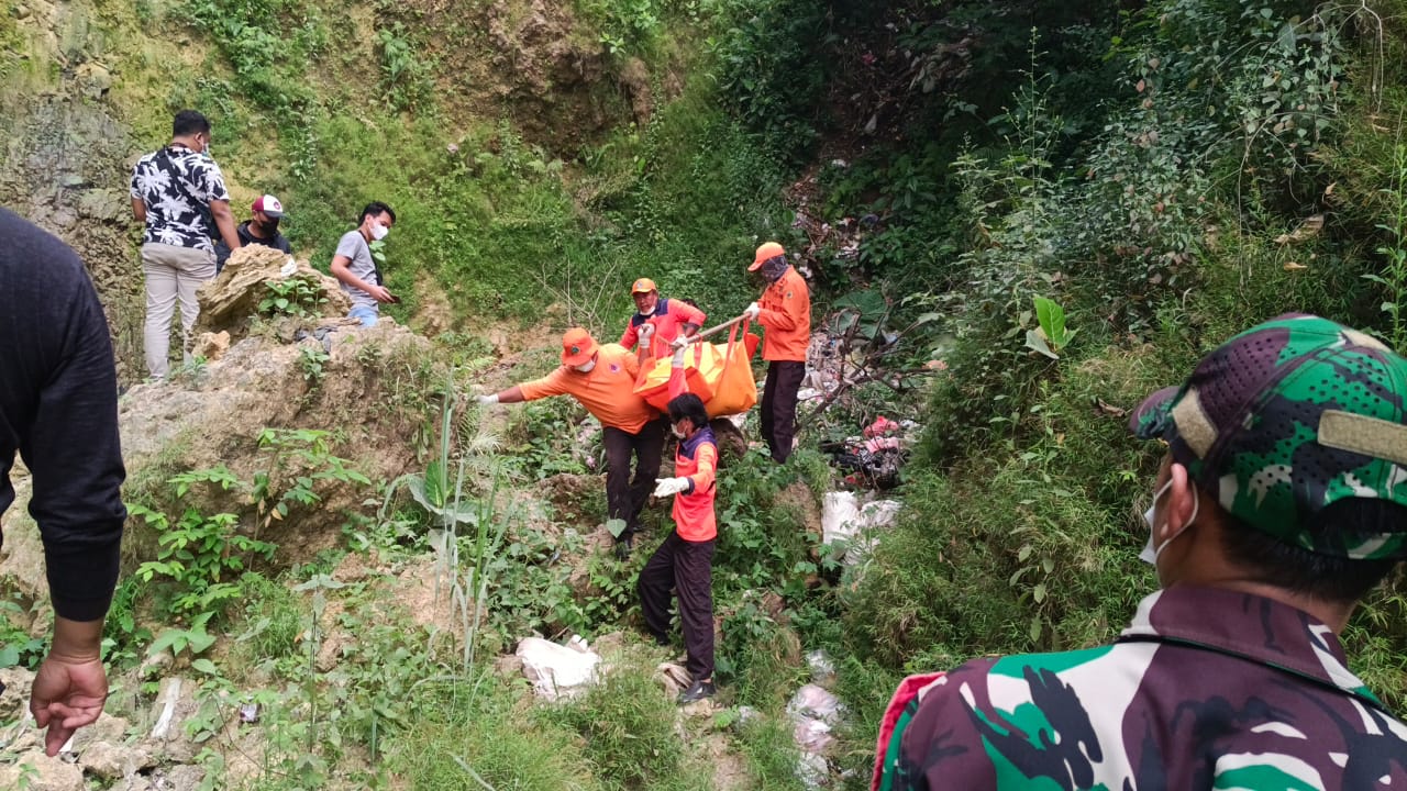DICARI: Kepolisian melakukan evakuasi temuan mayat di Kecamatan Kayen belum lama ini.