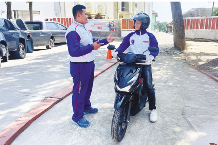 MEMBERI ARAHAN: Oke Desiyanto, Senior Instruktur Safety Riding Astra Motor Jawa Tengah sedang memberi arahan ke siswa pentingnya berkendara yang aman.