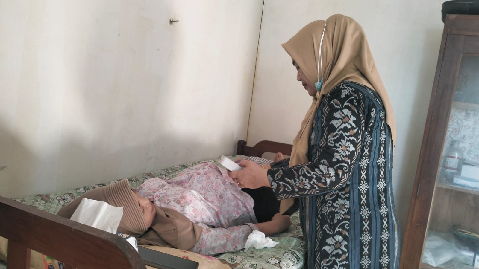 CEK KESEHATAN: Peserta ibu hamil saat dilakukan pengecekan kesehatan.