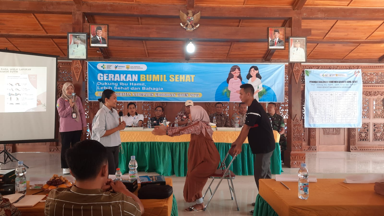MEMPRAKTIKKAN: Dokter spesialis obgyn dr Nathina Finiasana mengajak salah satu peserta ibu hamil dan suaminya mencontohkan olahraga ibu hamil.
