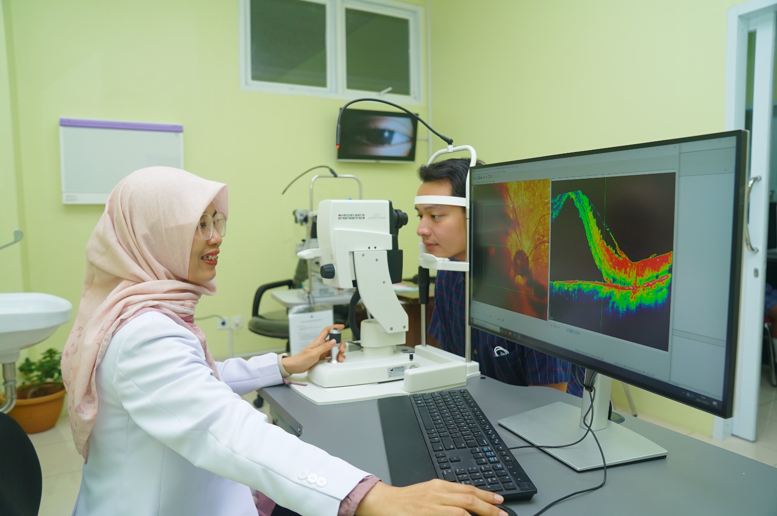 PERIKSA PASIEN: Dokter di Poli Mata RSUD dr. Loekmono Hadi Kudus saat memeriksa pasien.
