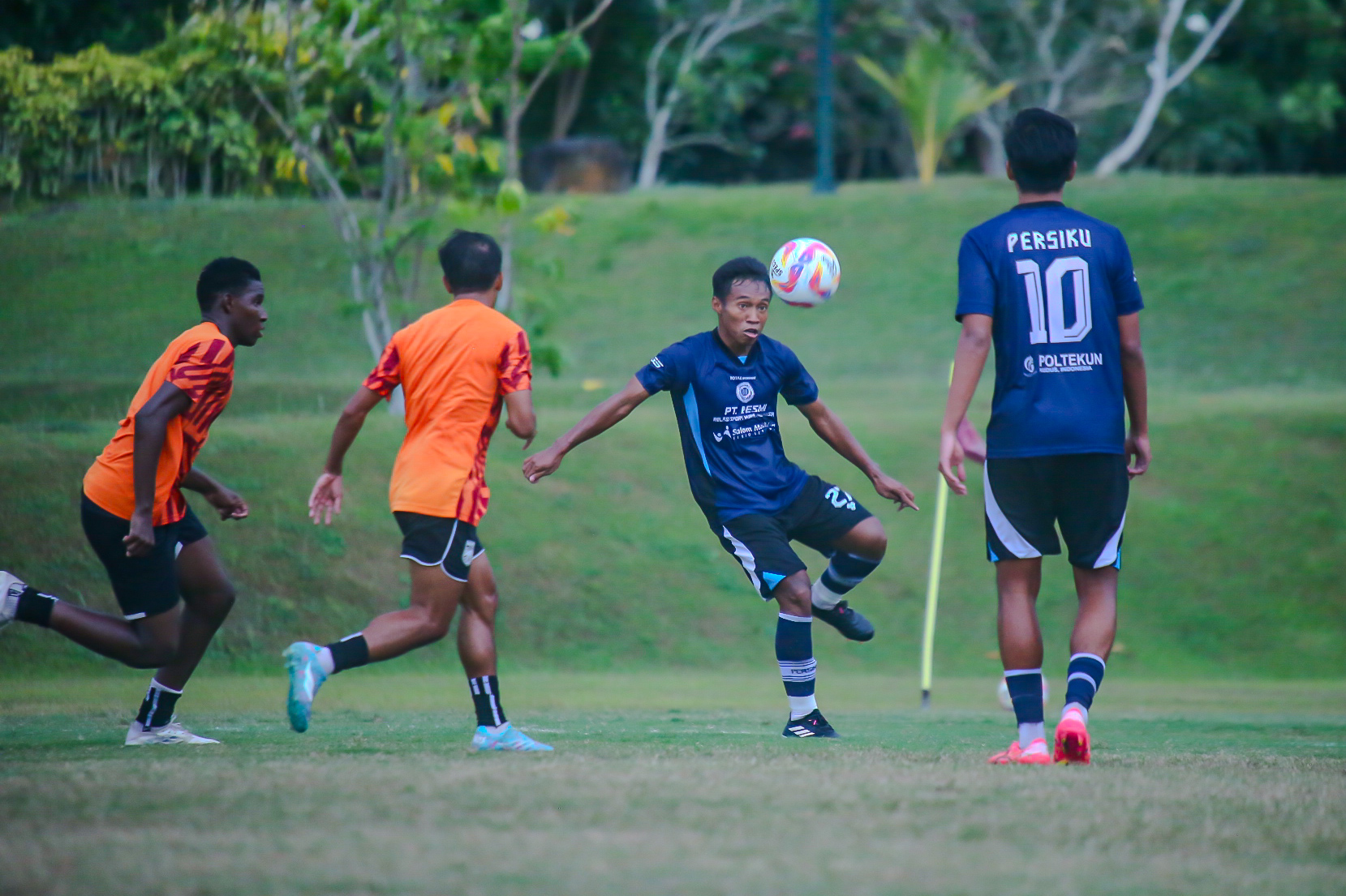 BERBENAH: Laga uji coba Persiku melawan Borneo FC yang dilangsungkan di Yogyakarta berakhir dengan kemenangan tipis Borneo FC 2-1 atas Persiku.