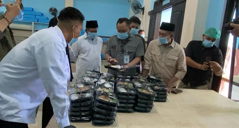 SESUAI STANDAR: Komisi D DPRD Kudus meninjau dapur MBG yang berada di Ponpes Al Chalimi, Kecamatan Jekulo.