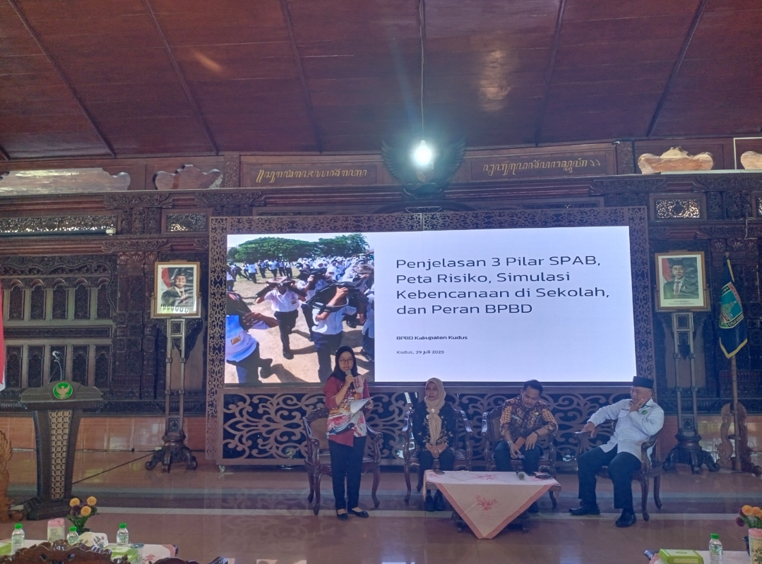 SOSIALISASI: Tiga pemateri akan menjelaskan dalam sosialisasi SPAB di Pendapa Kabupaten Kudus, pagi ini. (ANDIKA TRISNA SAPUTRA/RADAR KUDUS)