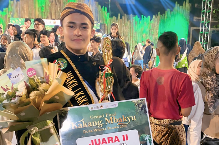 MEMBANGGAKAN: Juan Farest Parhusip setelah dinobatkan sebagai juara II Duta Wisata Blora 2025.