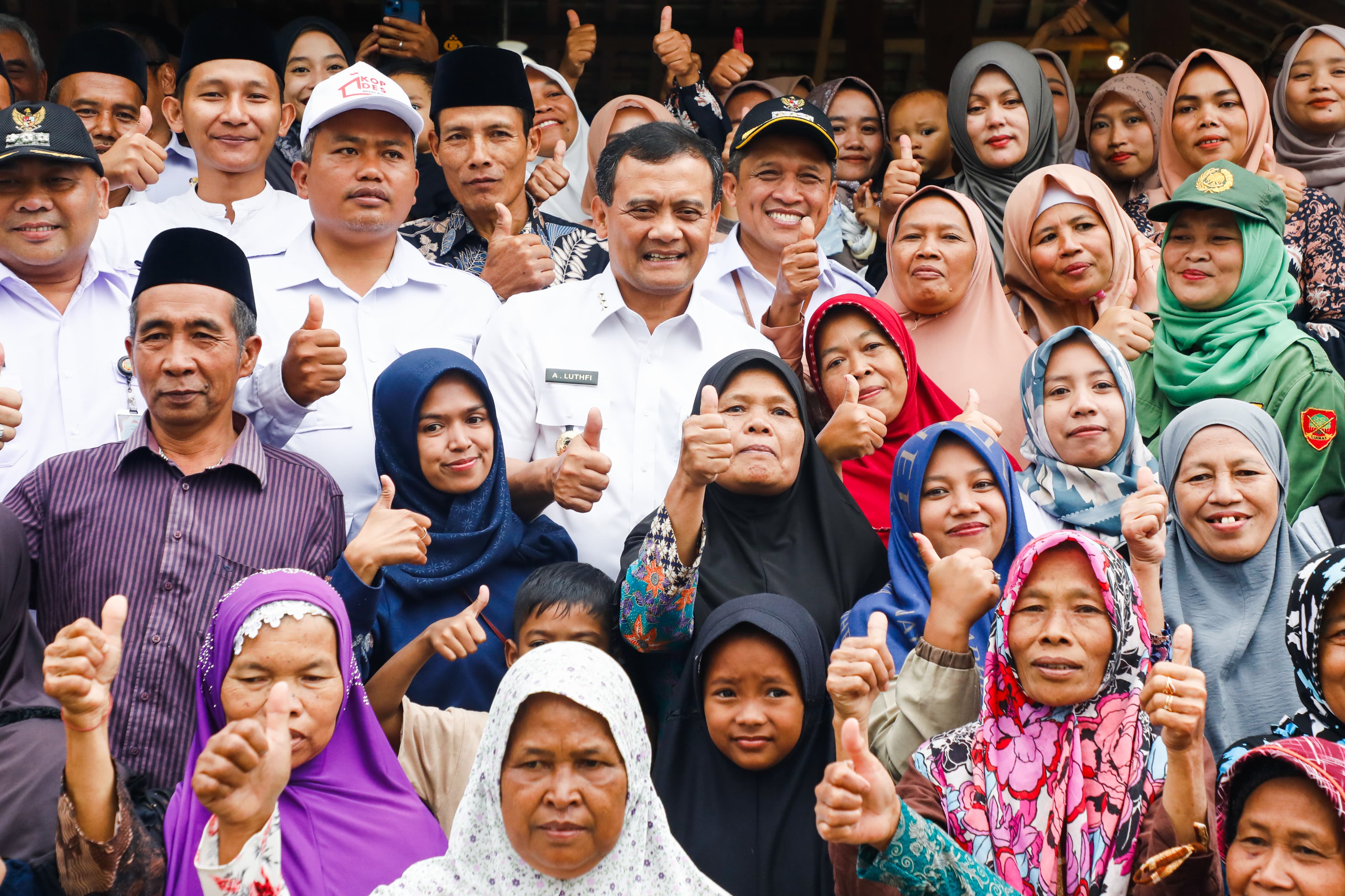 Gubernur Jawa Tengah Ahmad Luthfi  di tengah-tengah Warga Dusun Peniron, Desa Talunombo, Kecamatan Sapuran, Kabupaten Wonosobo, Setiono, Rabu, 30 Juli 2025.