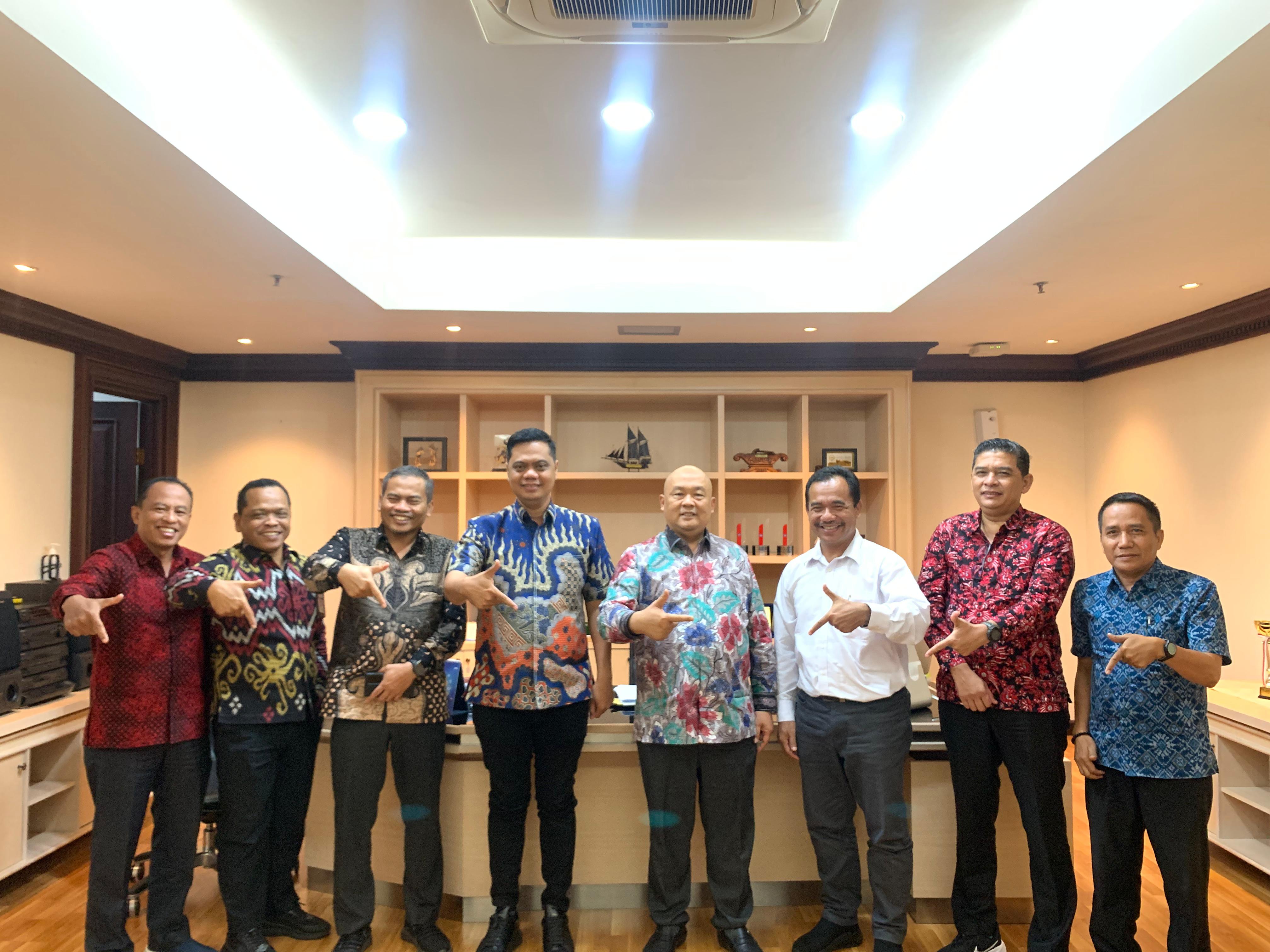 DEMI PENDIDIKAN: Bupati Jepara Witiarso Utomo bersama jajarannya audiensi ke Kemendikdasmen RI.