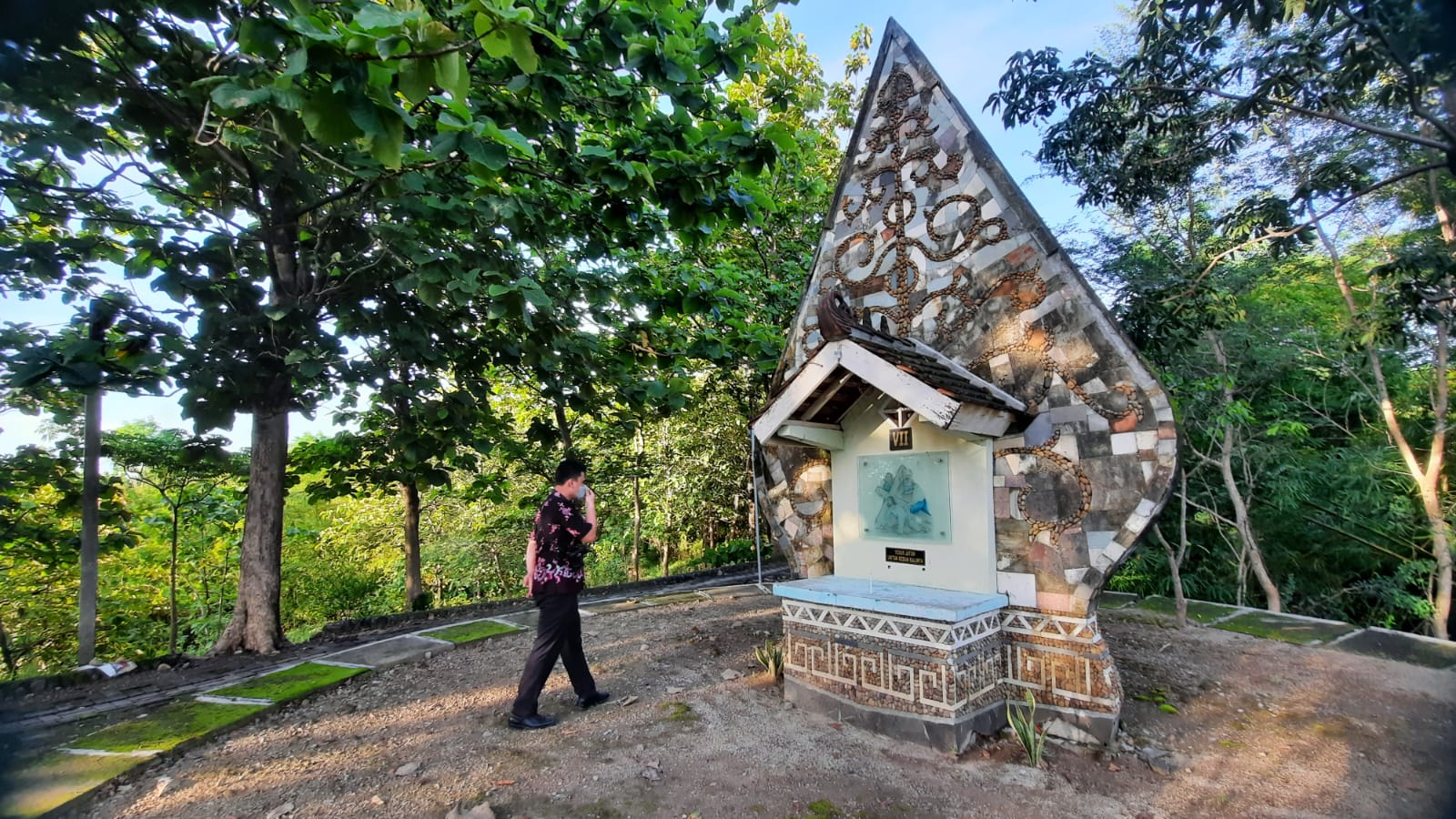 RELIGI: Aadanya bangunan stasi salib yang didesain dengan arsitektur unik yang menyerupai gunungan wayang sebelum sampai di Gua Maria Sendang Jati Desa Penadaran Kecamatan Gubug.