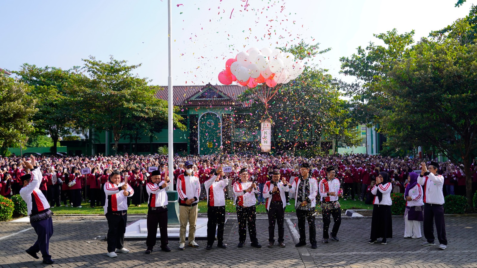 MELAMBUNG: Jajaran pimpinan UIN Sunan Kudus menerbangkan balon sebagai simbolis pelepasan mahasiswa KKN, pagi ini. (ANDIKA TRISNA SAPUTRA/RADAR KUDUS)