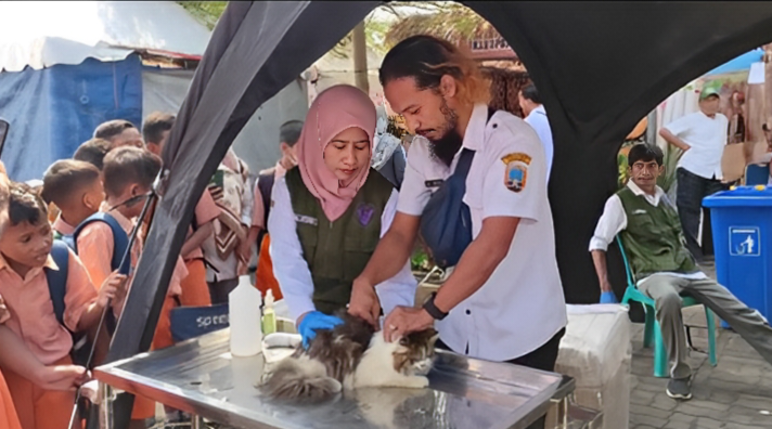 DIPERIKSA: Petugas Dintanpan Rembang memberikan vaksin kepada kucing saat di Rembang Expo 2025.