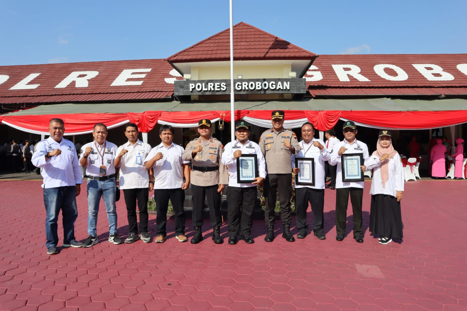 SERAHKAN PENGHARGAAN &ndash; Kapolres Grobogan AKBP Ike Yulianto menyerahkan penghargaan kepada KPH Perhutani Purwodadi karena ikut mendukung ketahanan pangan nasional usai apel pagi, Rabu (30/7)