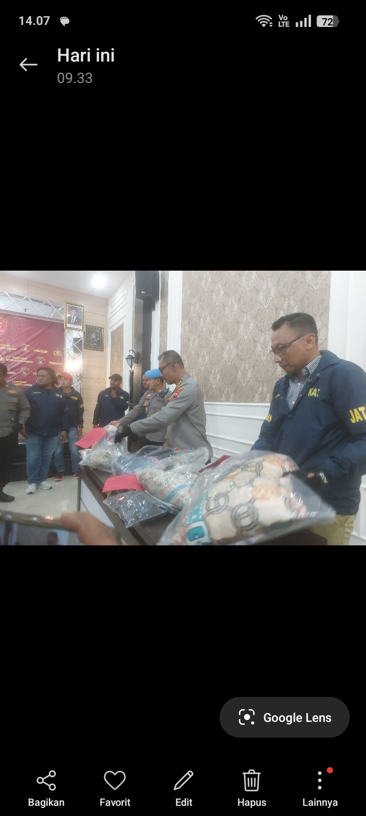 DIPEGANG: Kepolisian menunjukkan barang bukti kejahatan AW di Mapolresta Pati pada Rabu (30/7).