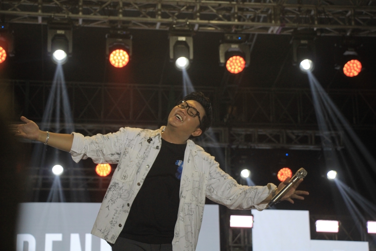 AMBYAR: Penampilan konser Denny Caknan di alun-alun Rembang dalam rangka hari jadi Rembang ke 283.