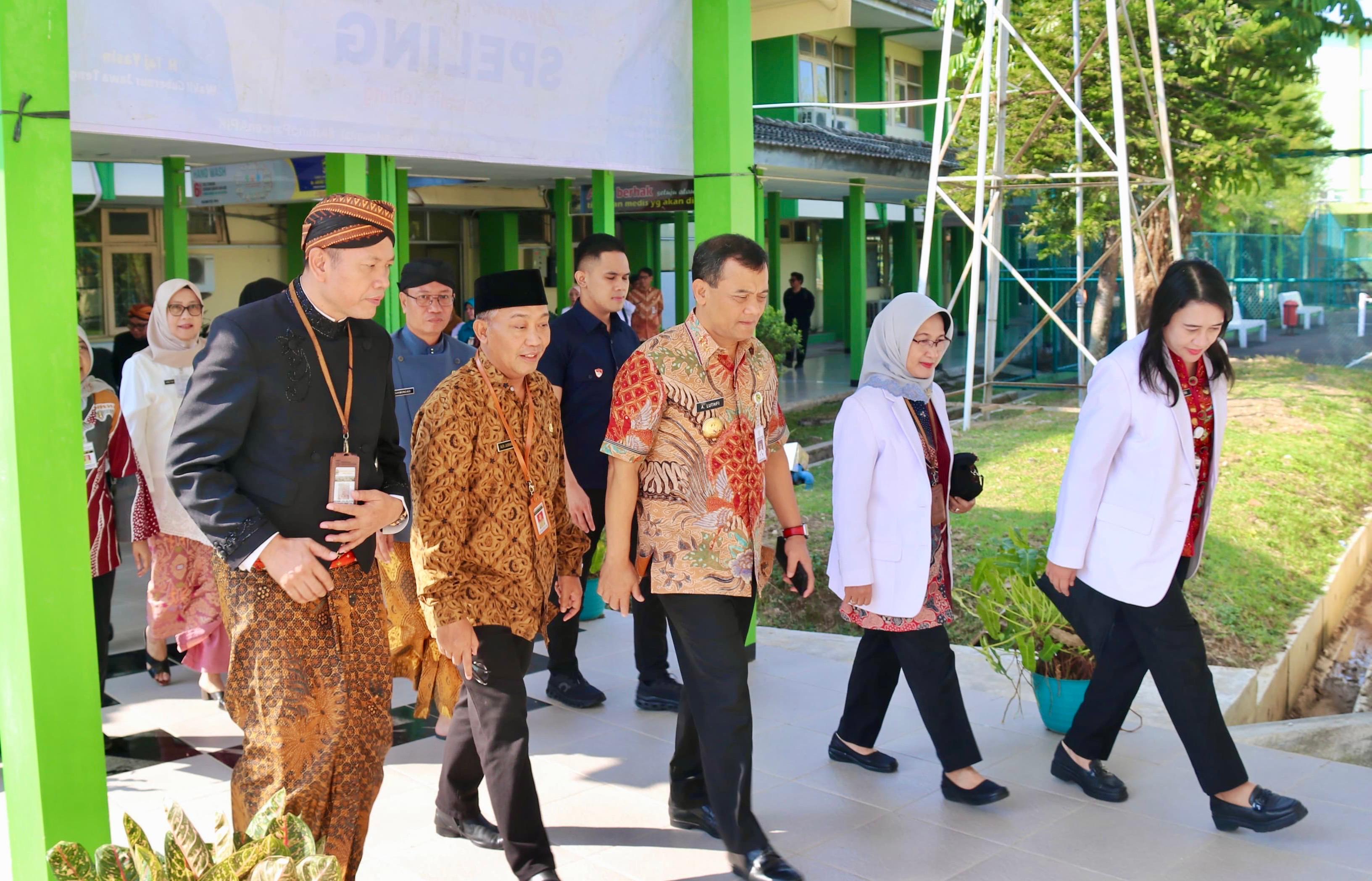 emerintah Provinsi Jawa Tengah berkomitmen terus meningkatkan layanan kesehatan warganya. Salah satunya dengan menyediakan infrastruktur layanan kesehatan berupa gedung untuk bangsal rawat inap di RSJ