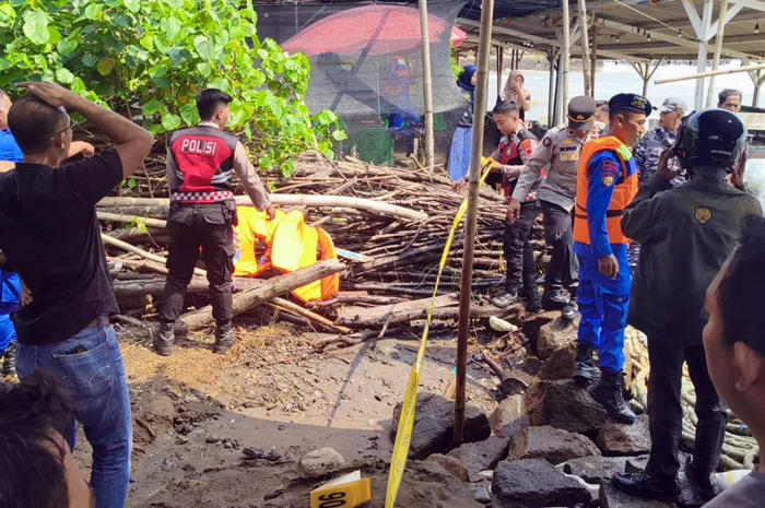 TENGGELAM: Aparat Kepolisian bersama tim SAR saat mengevakuasi mayat korban di Pantai Sigandu.