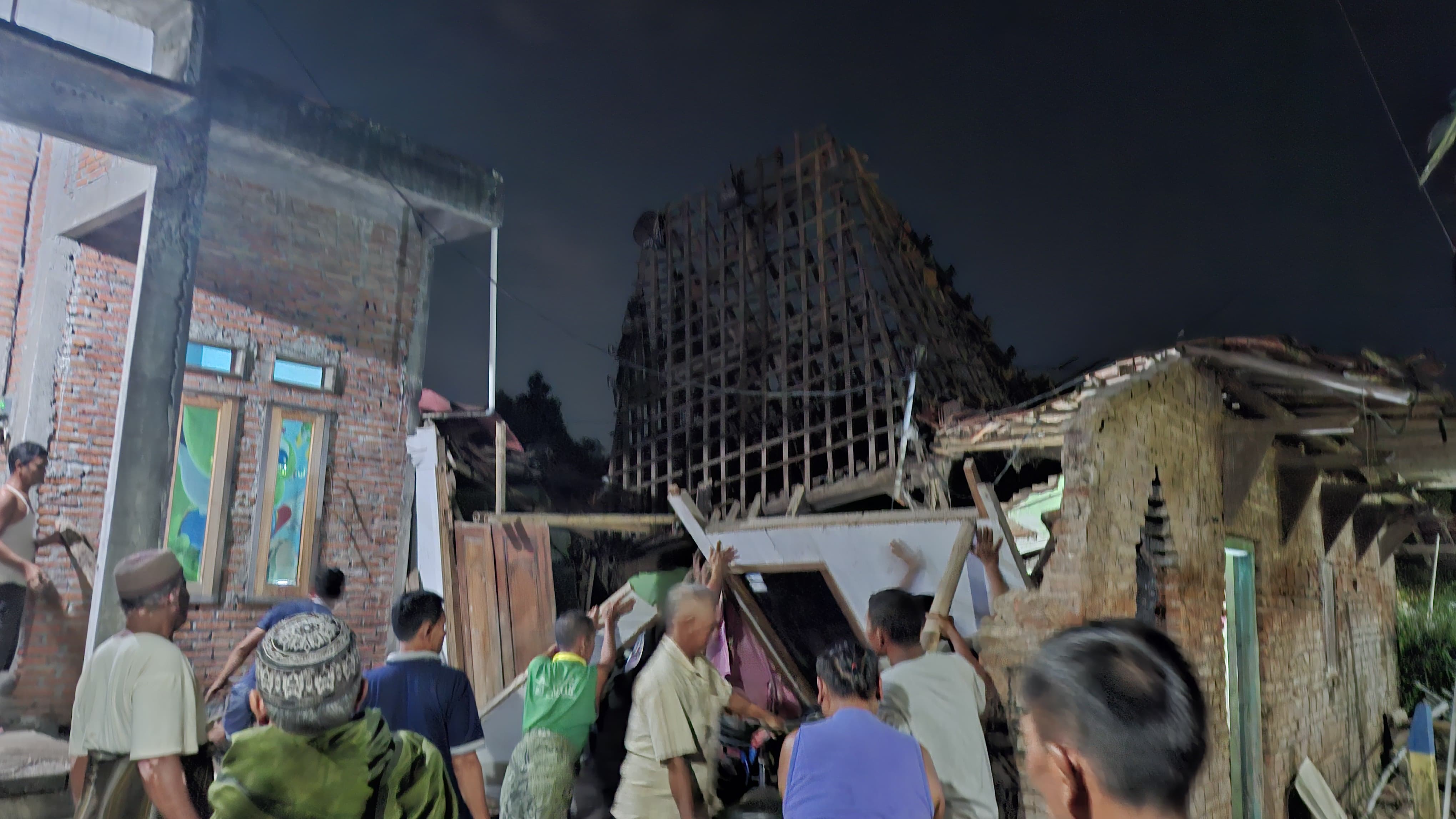 MUSIBAH: Rumah salah satu warga Desa Bulungcangkring mendadak roboh, Rabu (30/7) malam.