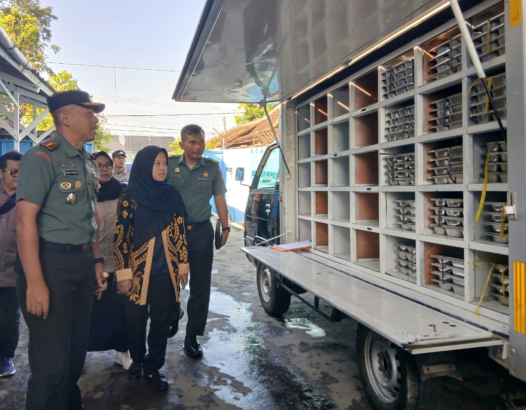 PANTAU: Dandim 0721/Blora Letkol Inf Agung Cahyono (paling kiri) saat mengecek penditribusikan MBG di wilayah Kecamatan Kota.