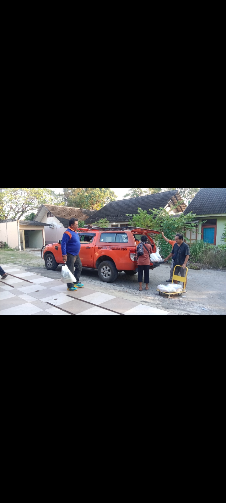 GERAK CEPAT: BPBD Rembang menyalurkan logistik kepada warga terdampak puting beliung di Desa Kalipang, Kecamatan Sarang, Kamis (31/7).