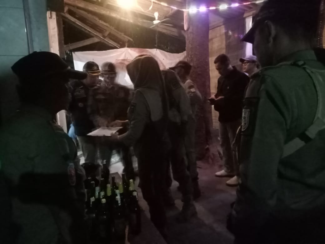 DITEMUKAN: Petugas Satpol PP Rembang temukan belasan miras dari warkop di ex Stasiun Rembang dan Gunungbugel, Rabu malam (30/7)